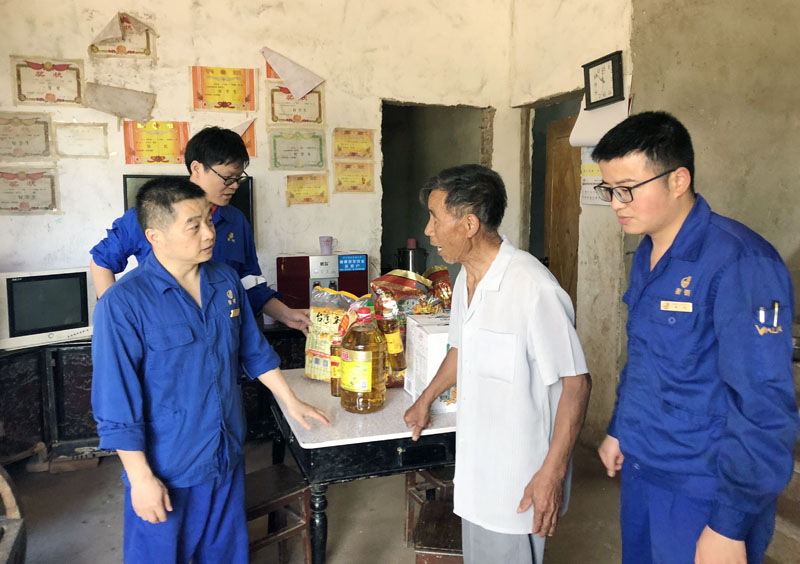 能源團(tuán)員青年精準(zhǔn)扶貧獻(xiàn)愛(ài)心