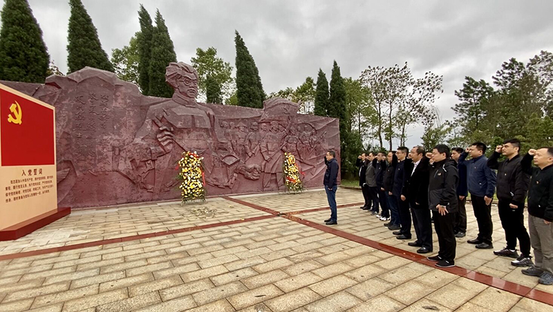 瞻仰革命先烈  感悟信仰力量