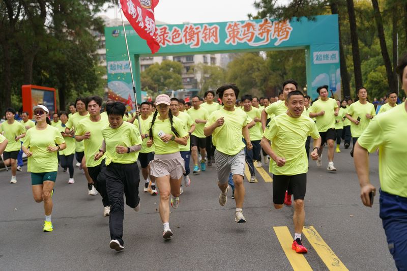 在“綠色衡鋼”的風景線中策馬奔騰