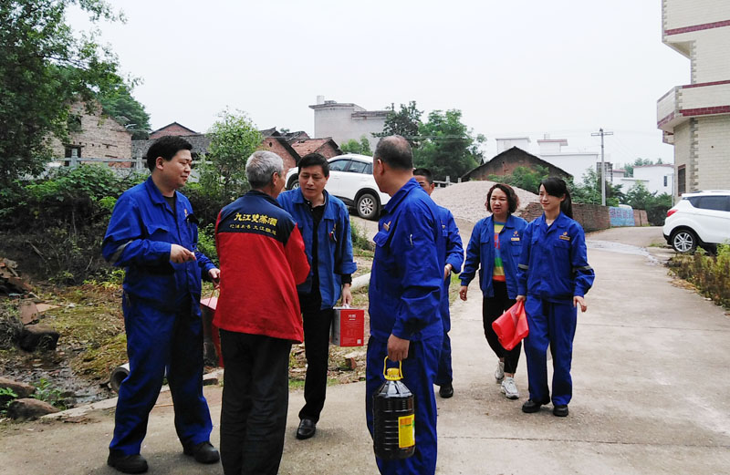 180黨委慰問(wèn)六合村聯(lián)點(diǎn)貧困戶